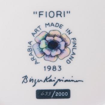 FAT, porslin, "Fiori" Birger Kaipiainen, Arabia Art Made in Finland 1983. Numrerad 633/2000.