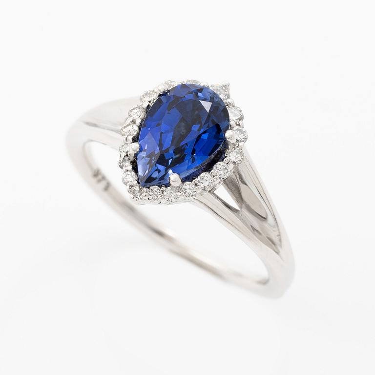 Ring 14K white gold with synthetic sapphire and brilliant-cut diamonds.