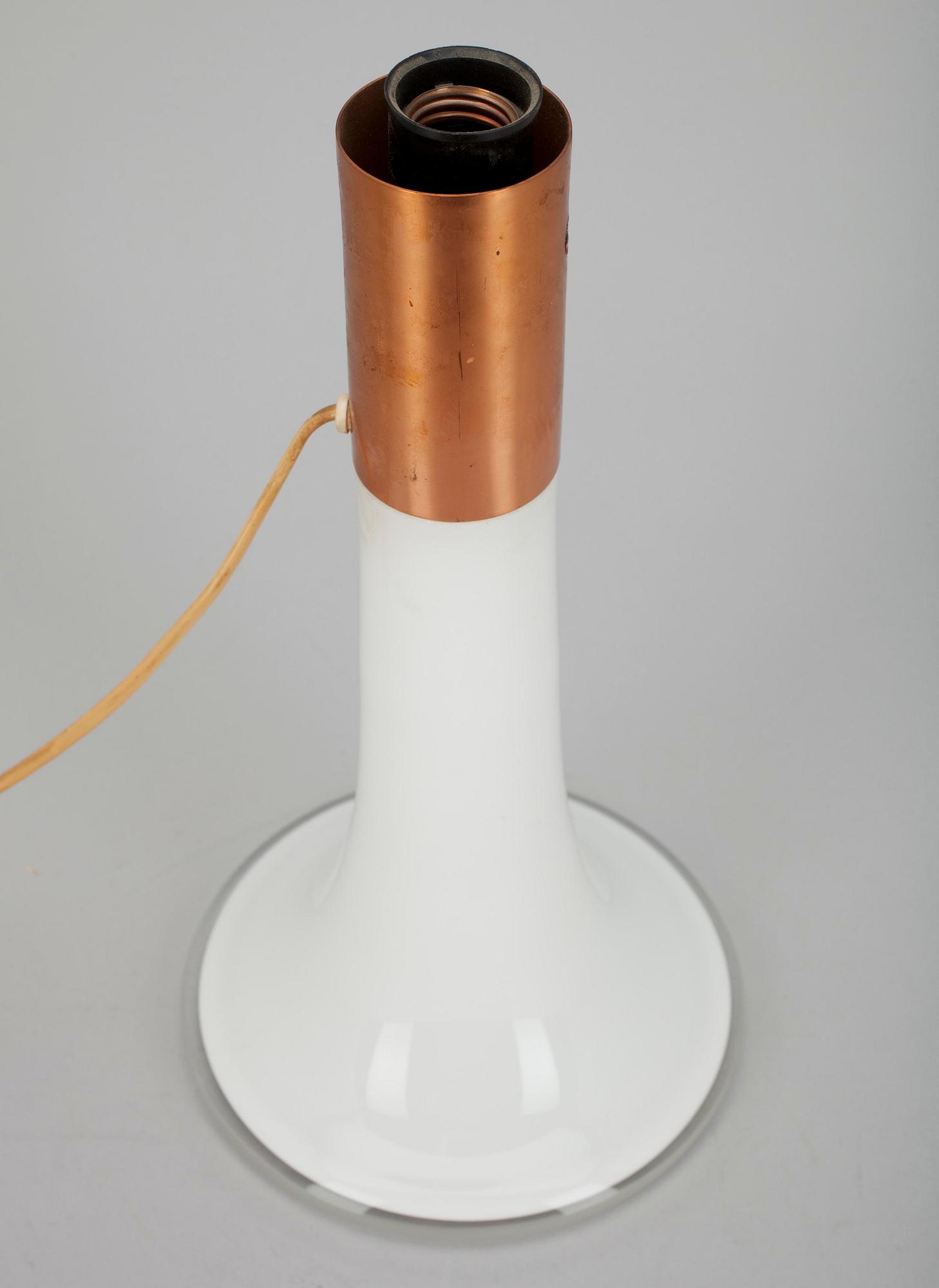 BORDSLAMPA, opalglas samt koppar, Lisa Johansson-Pape, 1900 talets senare hälft.