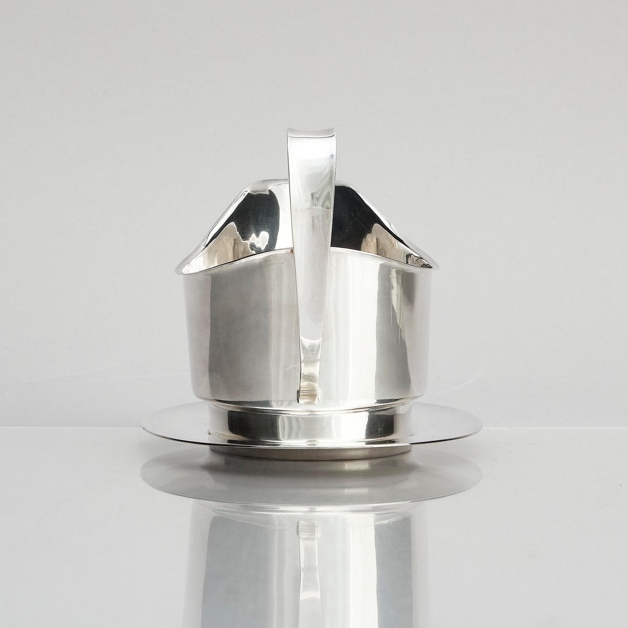 Claës E. Giertta, a silver sauce bowl with a dish, mark of Claës Giertta, Stockholm 1963.