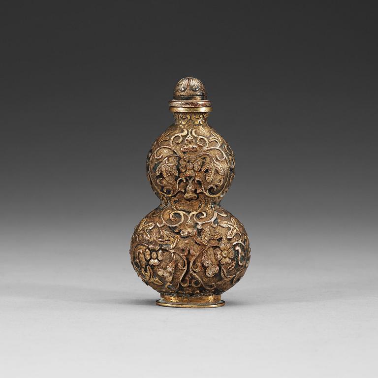 A silvered copper alloy snuff bottle with stopper, late Qing dynasty (1644-1912), with Qianlong four character mark.