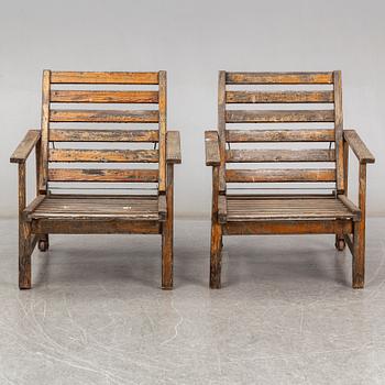 A pair of garden chairs and a table by Elsa Stackelberg, Fri Form.