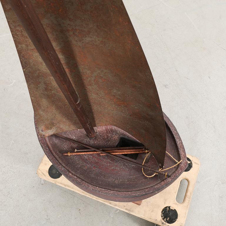 Getthen Holm,  skulptur signerad keramik och trä/metall.