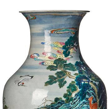 Praktvas, porslin. Qingdynastin, omkring år 1800.