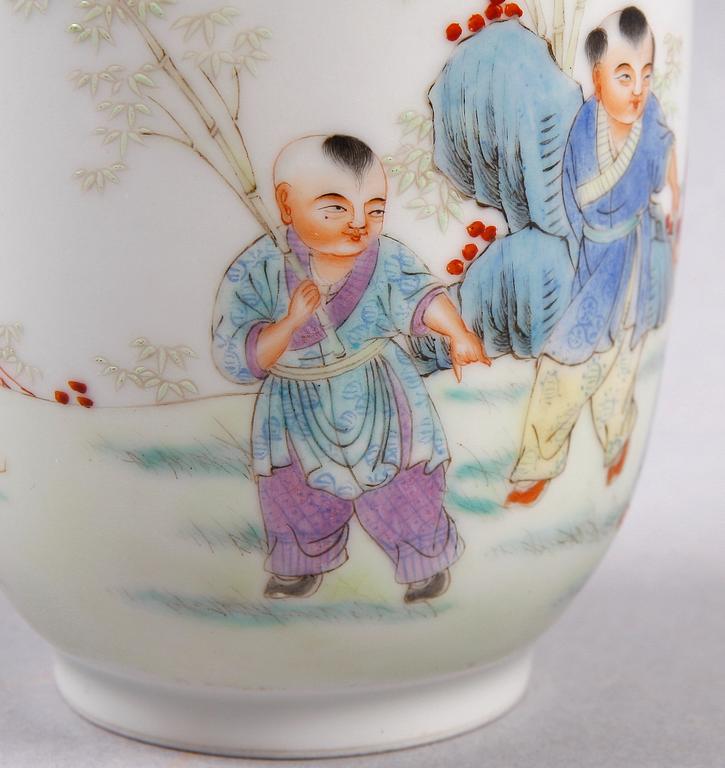 VAS, porslin, Kina. 1900-talets första hälft.