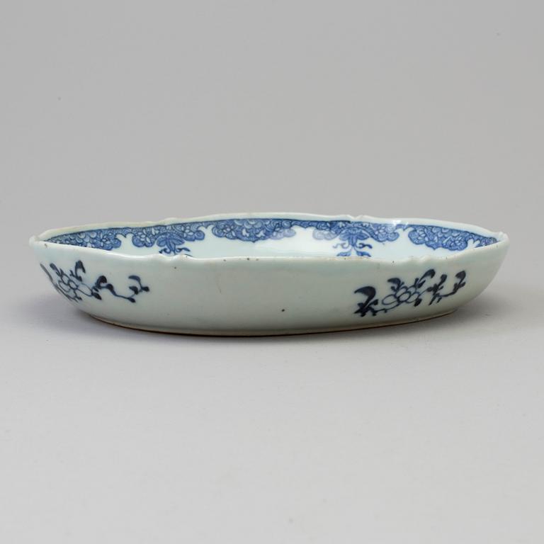 A blue and white export porcelain serving dish, Qing dynasty, Qianlong (1736-95).