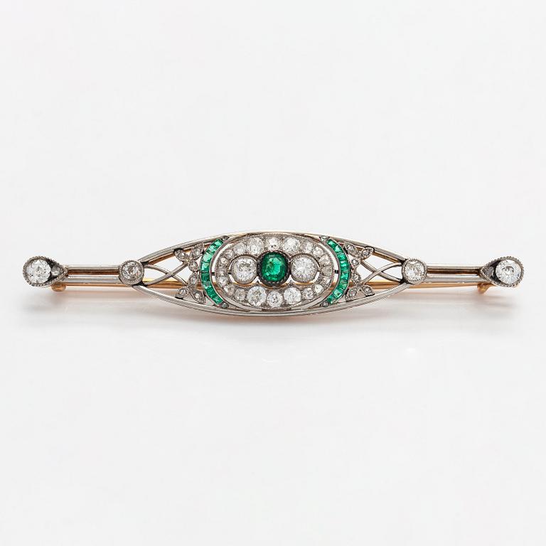 Rintaneula, 14K kultaa/platina, smaragdeja sekä vanha- ja ruusuhiottuja timantteja, Venäjä 1908-26.