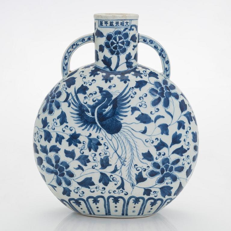 A blue and white flattened pilgrim vase, China, 20th century.