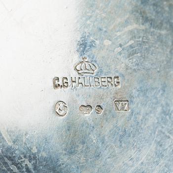 SKÅL PÅ FOT, silver, C G Hallberg, Stockholm 1923. Med Kungliga Segelsällskapet KSSS emblem. Vikt c:a 320 g.