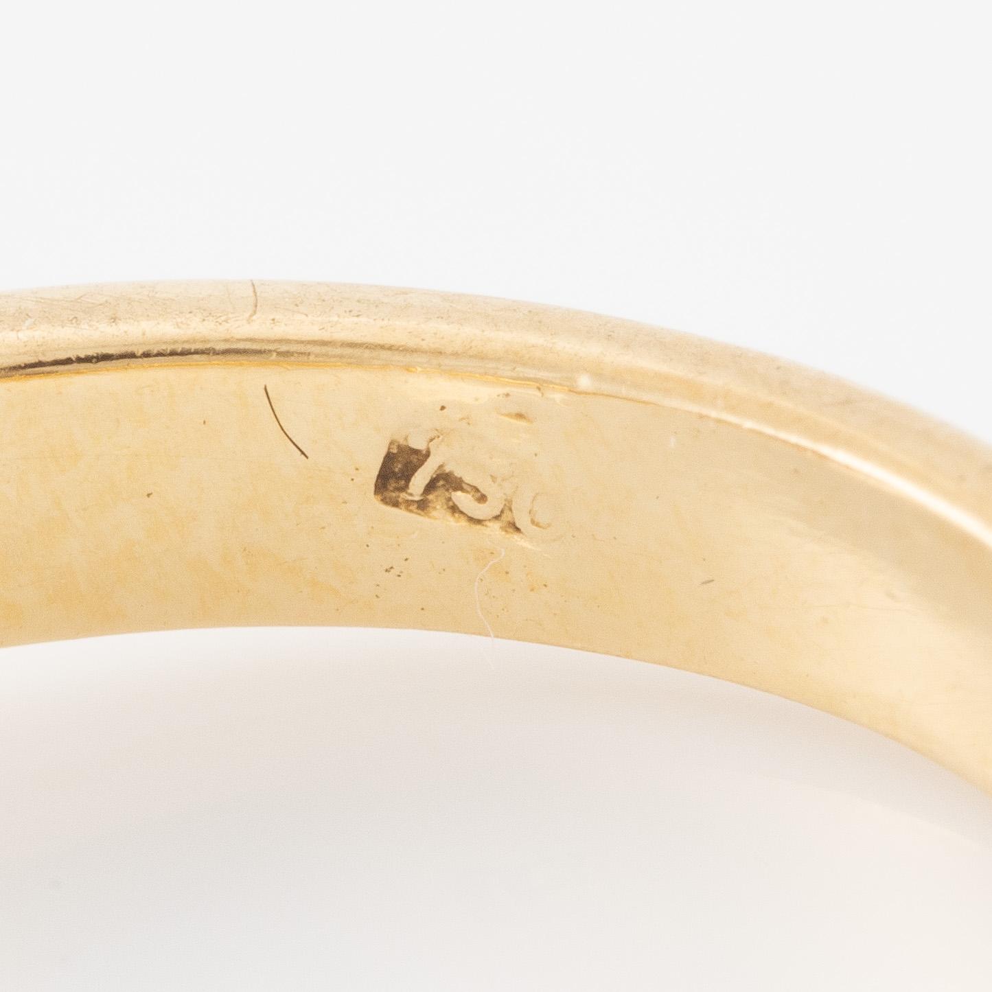 Ring 18K gold with a round brilliant-cut diamond.