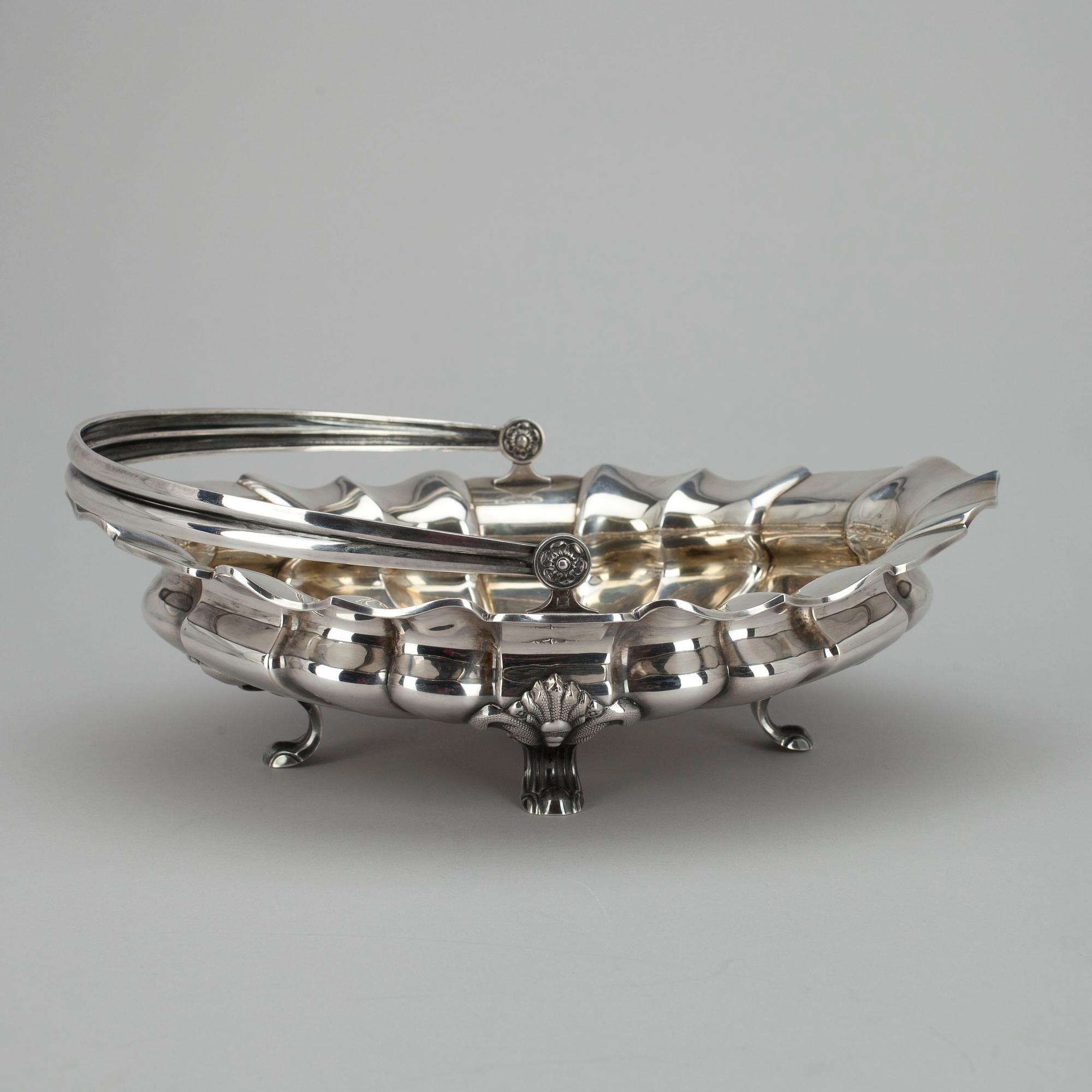 BRÖDKORG, 813 silver, Kultakeskus 1945. Vikt 638 g.