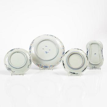 Fat och tallrikar, 14 stycken, porslin, Japan, Meiji (1868-19.