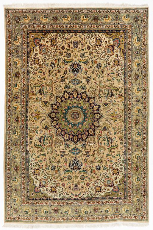 Rug, old Täbris, circa 290 x 194 cm.