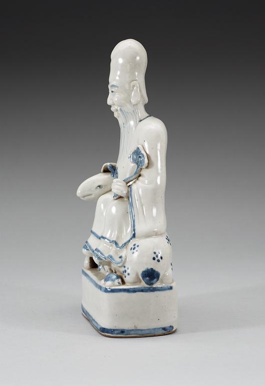 A blue and white figurine of Sholaou, Ming dynasty (1368-1644).