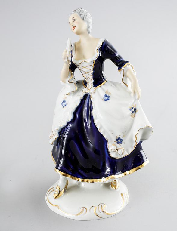 FIGURINER, 3 st, porslin, delvis Royal Dux, omkring 1900-talets mitt.