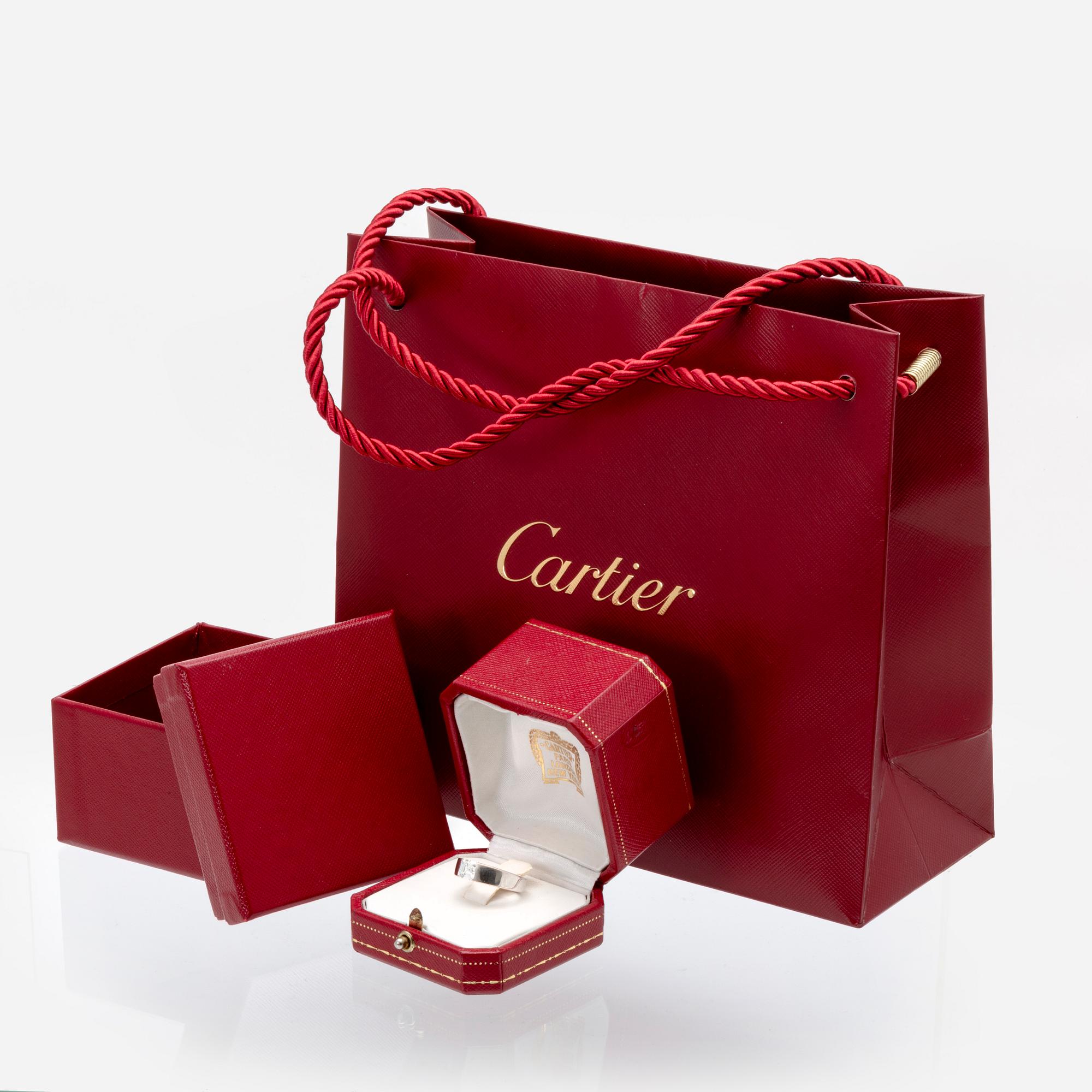 Cartier, ring 18K whitegold approx 0,60 ct approx F-G VS, original case, box and certificate, serial number BAA 730.