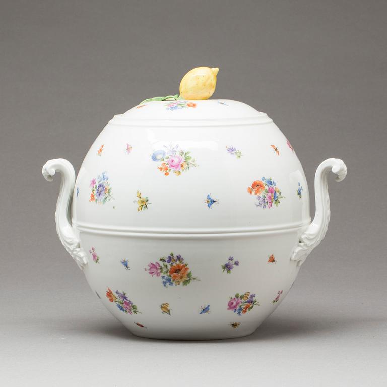 PUNSCHSKÅL med LOCK, porslin, Meissen, 1800/1900-tal.