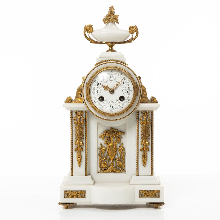 A Louis XVI-style mantle clock, around 1900.