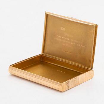 A cigarette case, 18K gold with a synthetic cabochon-cut sapphire. Import marked Wilhelm Pettersson, Turku 1961.