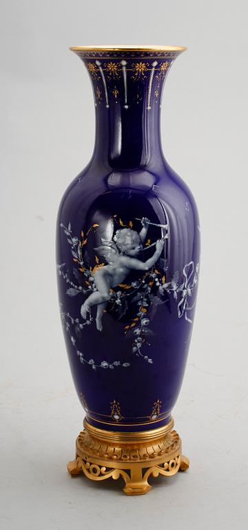 VAS, porslin, Sèvres. TEXTTILLÄGG: Med texten "Dies". Signerad Gcb. R.