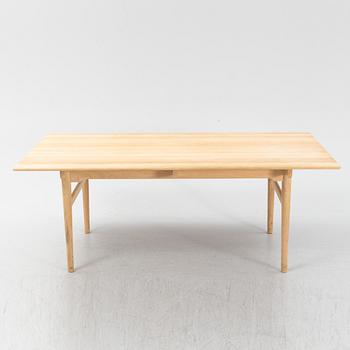 A model CH327 oak dining table by Hans J Wegner for Carl Hansen & Son.