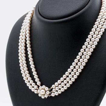 PÄRLHALSBAND 3 rader odlade sötvattenspärlor c 5,5 mm, lås 18K vitguld m odlade saltvattenspärlor.