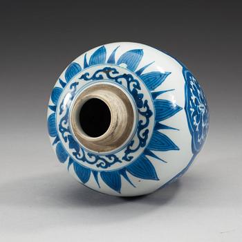 A blue and white jar, Qing dynasty, Kangxi (1662-1722).