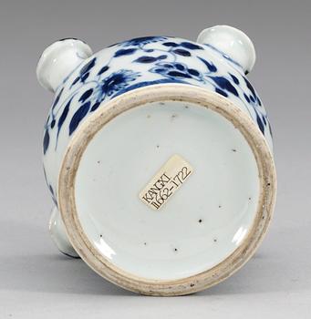 A blue and white vase, Qing dynasty, Kangxi (1662-1722).