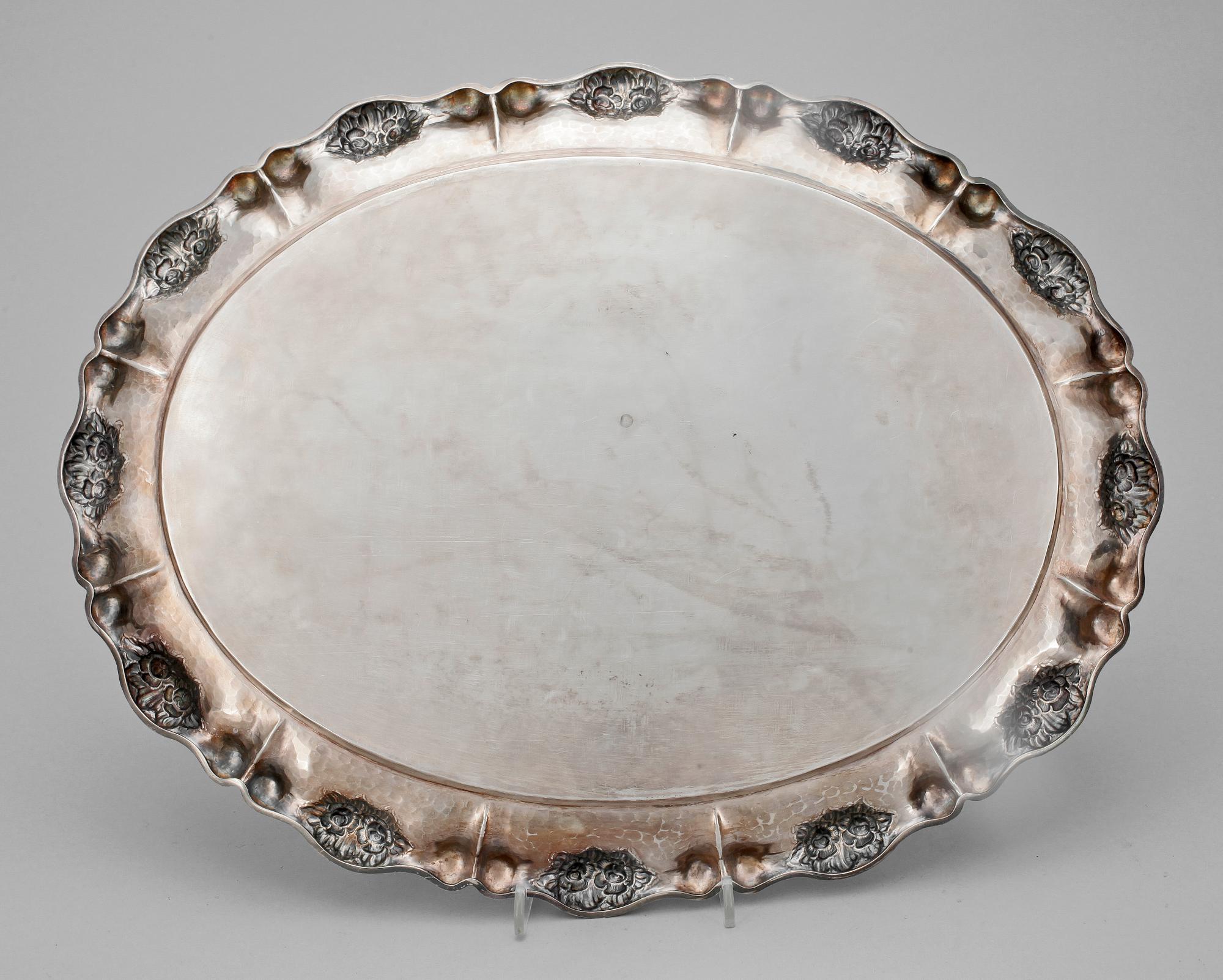 BRICKA, silver, otydliga stämplar, troligen Österrike, 1800/1900-tal. Vikt ca 800 gram.