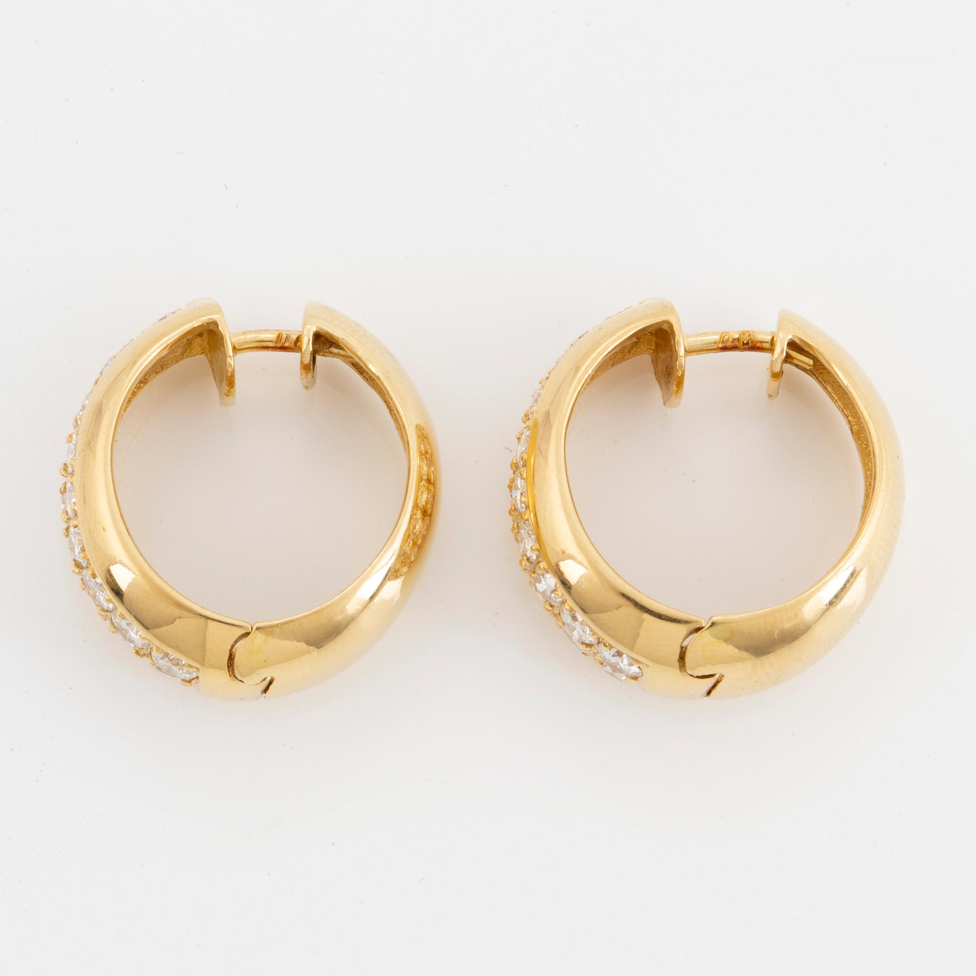 18K gold and brilliant-cut diamond earrings.