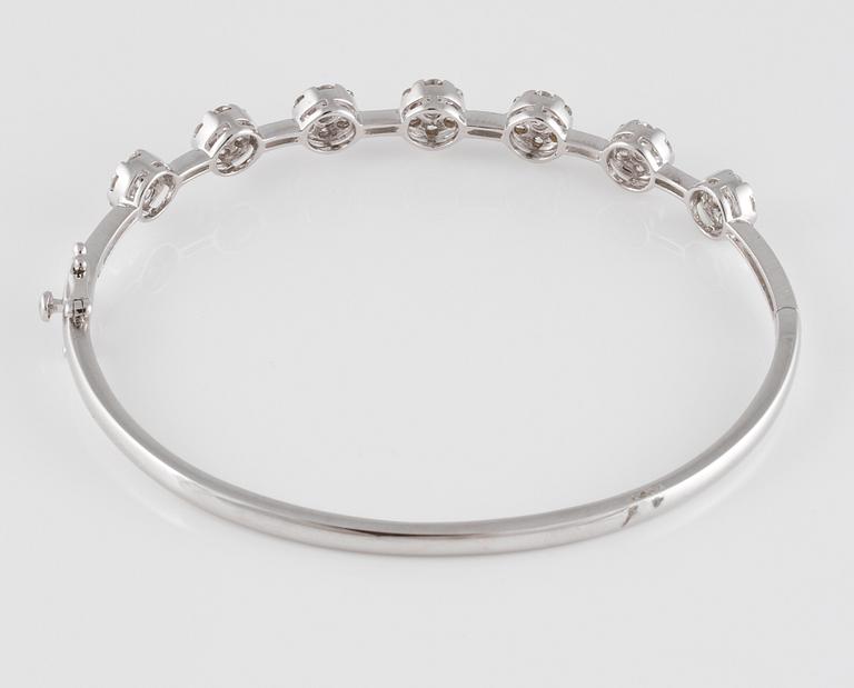 ARMBAND, 18K vitguld med briljantslipade diamanter ca 1,48 ct. Vikt 9,9 gram.