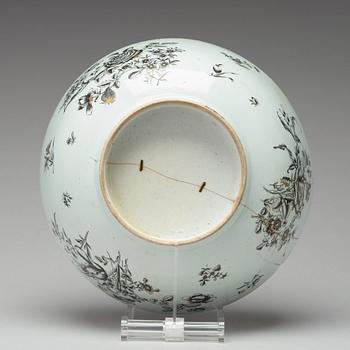 BÅLSKÅL, kompaniporslin. Qing dynastin, Qianlong, daterad 1762.