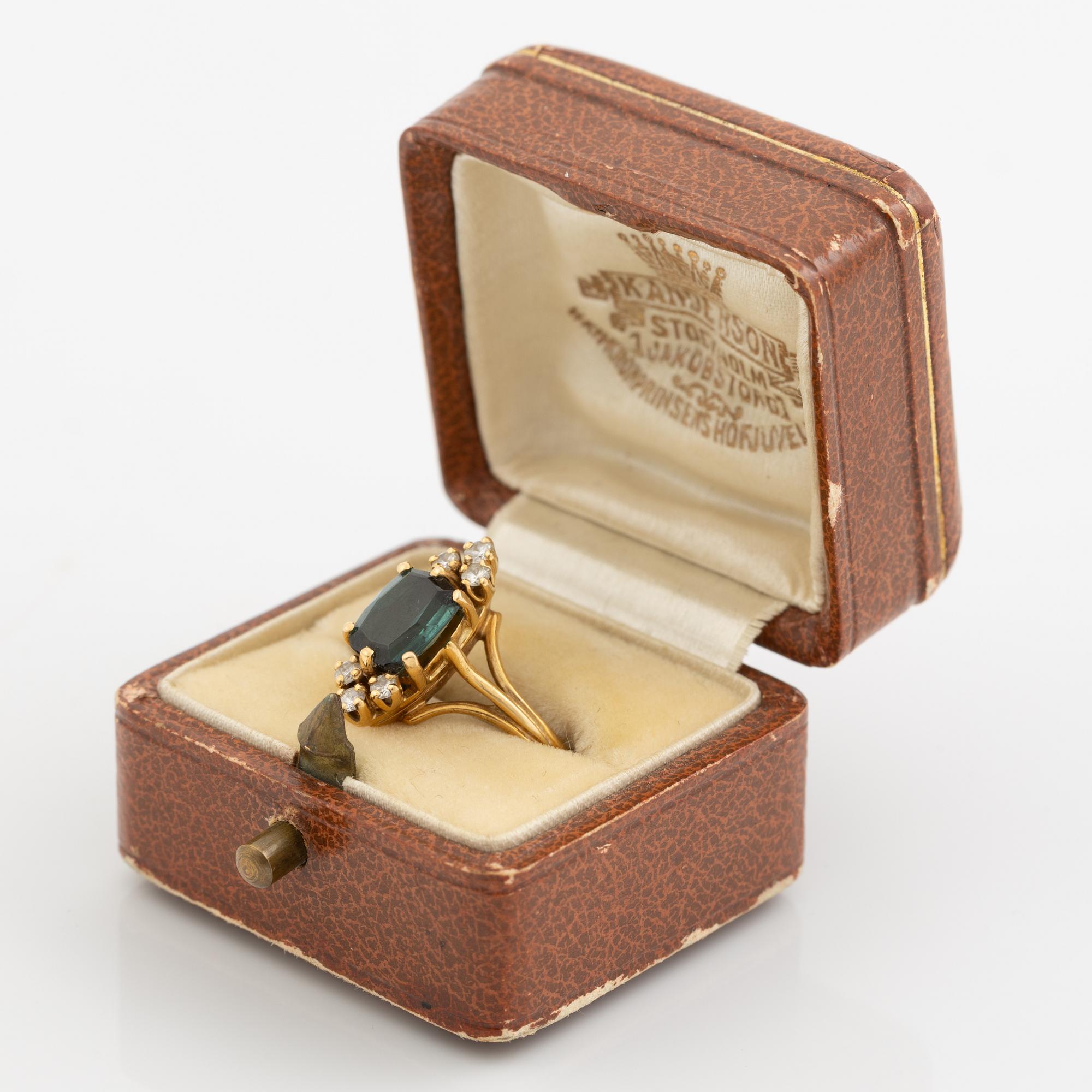 Ring 18K guld med grön turmalin och briljantslipade diamanter.