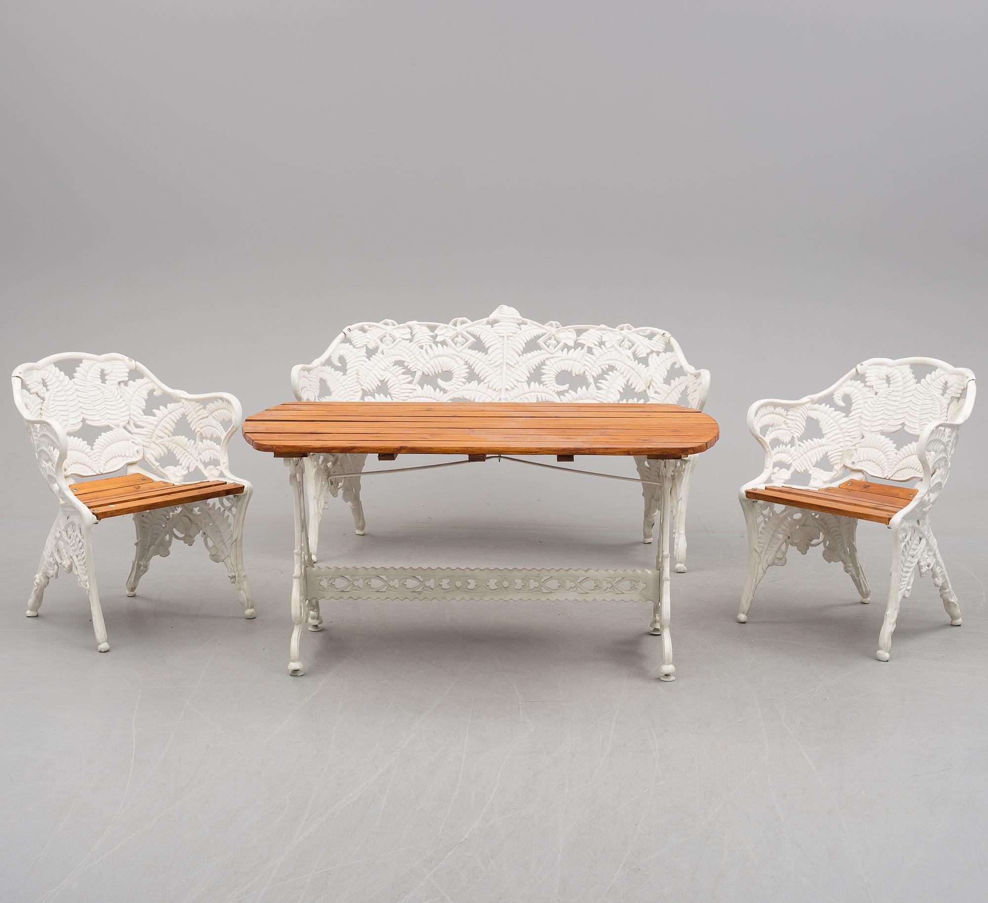 TRÄDGÅRDSGRUPP, fyra delar, metall och trä, Melins, Anderstorp, 1900-talets slut.