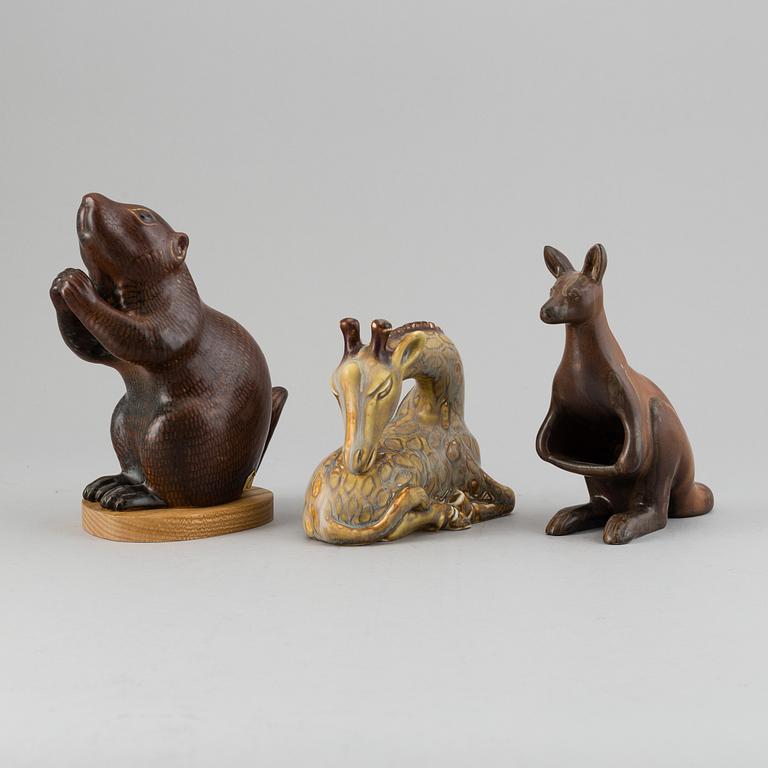 GUNNAR NYLUND, a set of three stroneware figurines, a squirrel, a kangaroo and a giraffe, Rörstrand, Sweden.