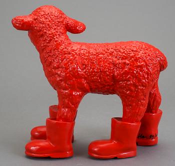 WILLIAM SWEETLOVE, skulptur, plast/konstmaterial "Cloned lamb with boots", signerad och numrerad 99/100.