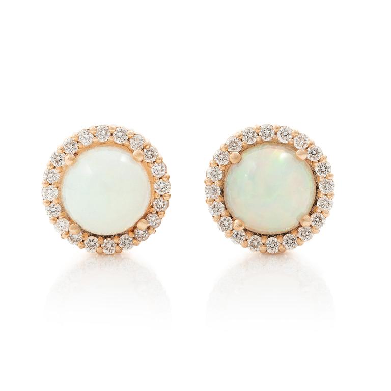 18K gold earrings with opals and brilliant-cut diamonds.