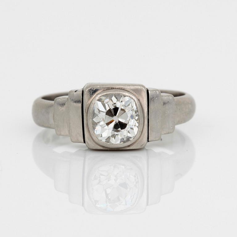 RING, platina med gammalslipad diamant, ca 1,00 ct, C G Hallberg, Malmö, 1934. Total vikt ca 8,11 g.