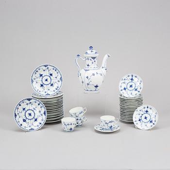 Royal Copenhagen, servis, porslin, "Musselmalet", 37 delar, Danmark.