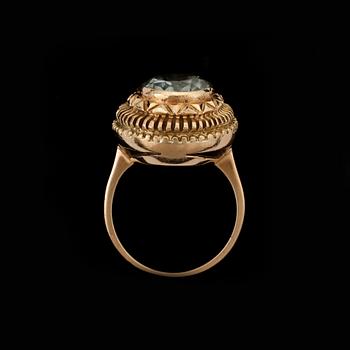 RING, 14k guld med grönsten. Vikt ca 9,2 gram.