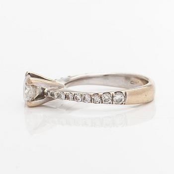 Ring, 18K vitguld med briljantslipade diamanter.