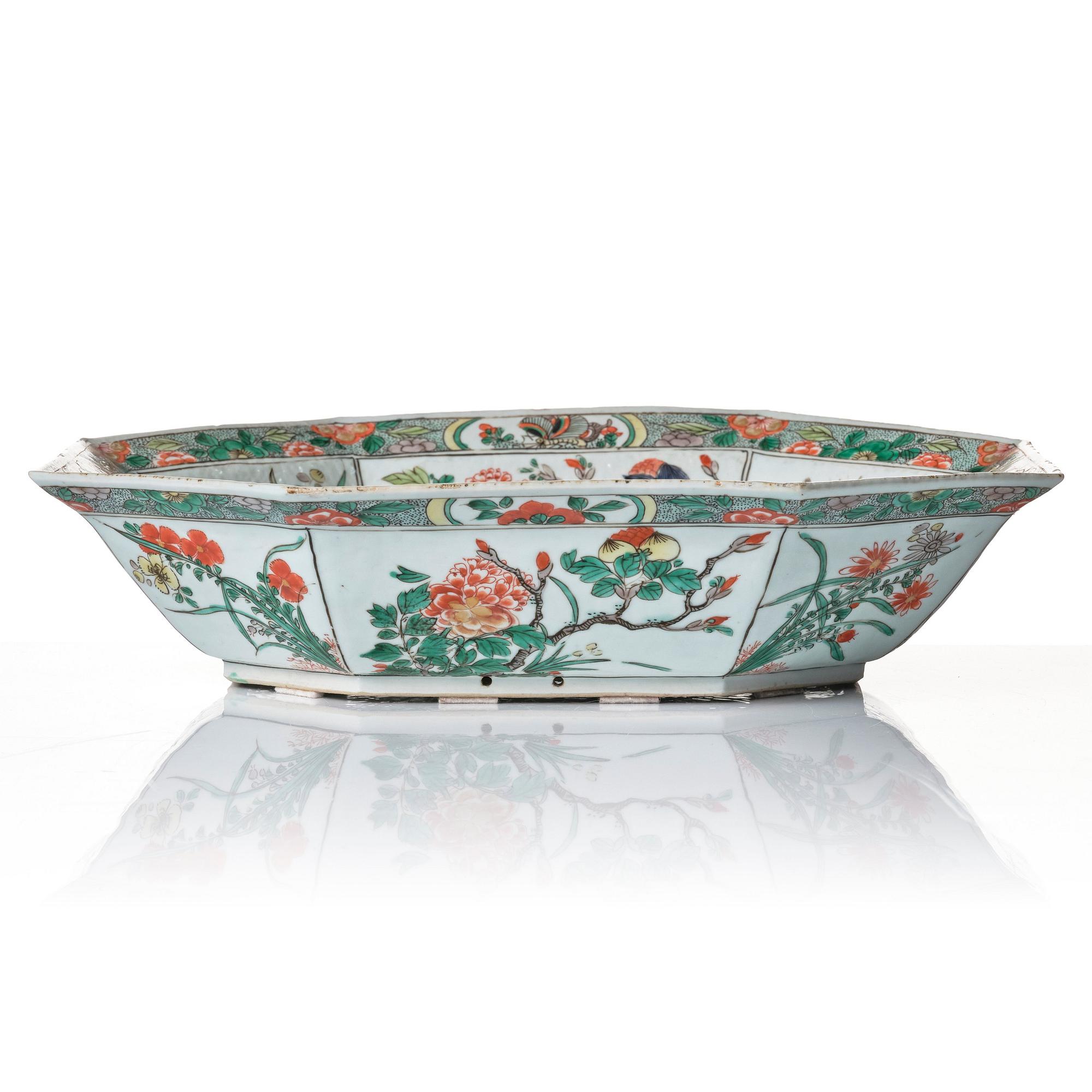 A famille verte bowl, Qing dynasty, Kangxi (1662-1722).