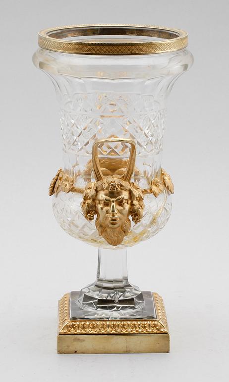 URNA, glas och förgylld brons, empire, tidigt 1800-tal.