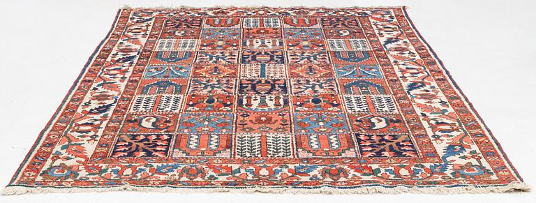 Rug, Bakhtiari, antique/semi-antique, approx. 305 x 215 cm.