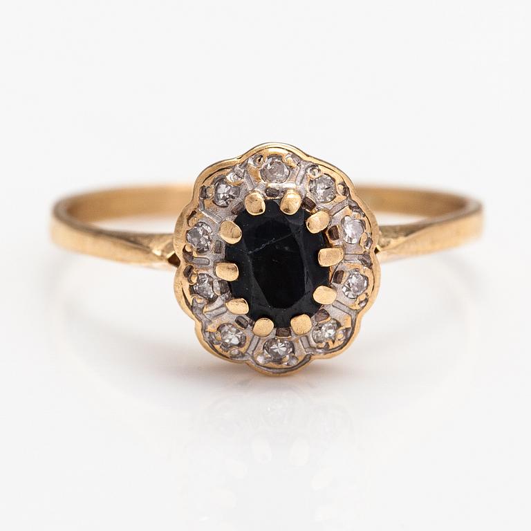 A 14K gold ring with a sapphire and a diamonds ca. 0.10 ct in total.