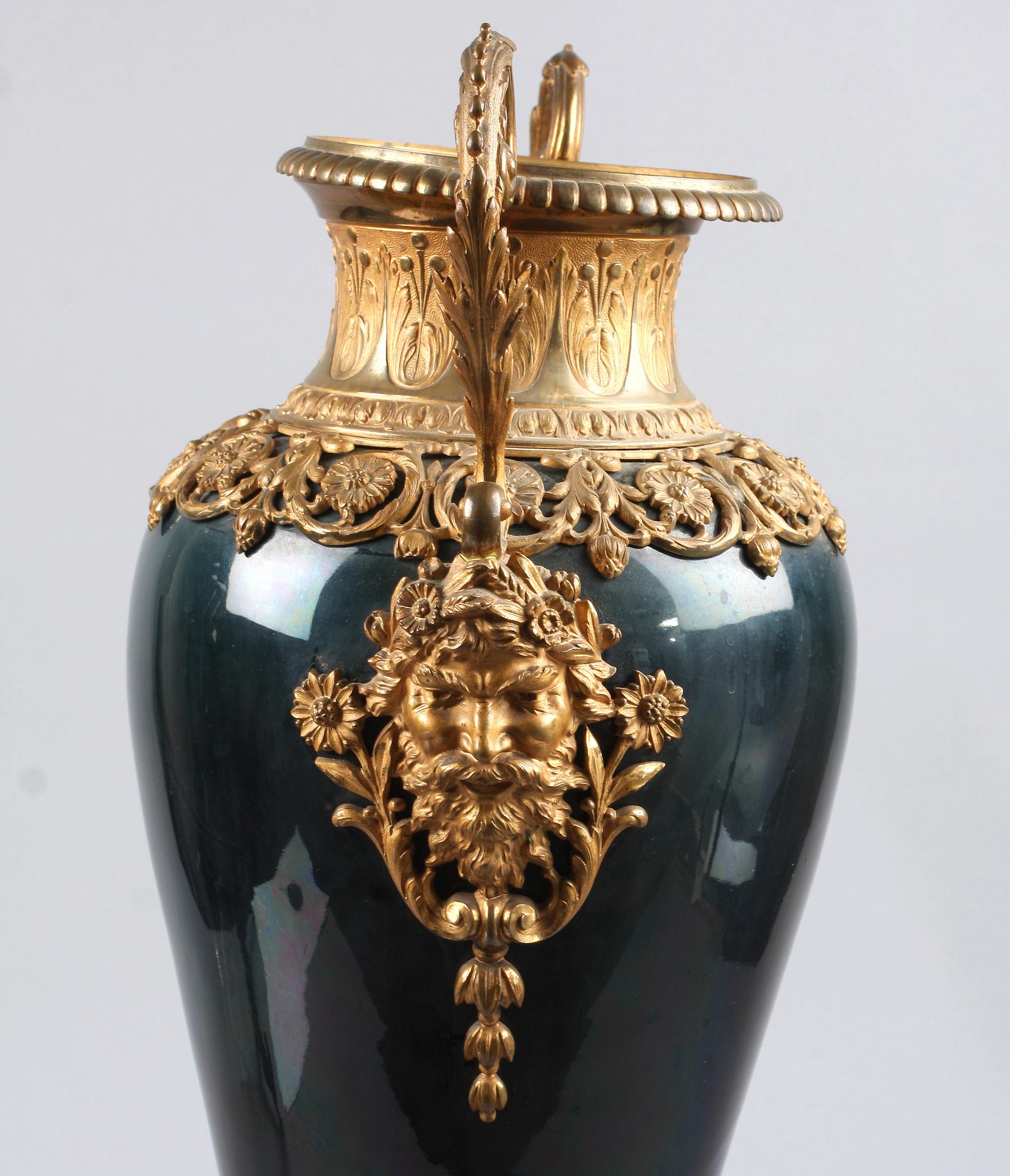 URNA, porslin och brons, 1800-talets slut.