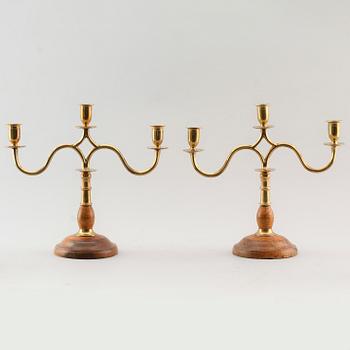 KANDELABRAR, 1 par, mässing och masurbjörk, 1800-talets första hälft.