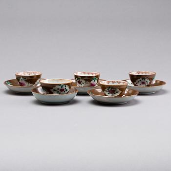 A SET OF FIVE CHINESE PORCELAIN CUPS AND SAUCERS, CIRCA 1900.