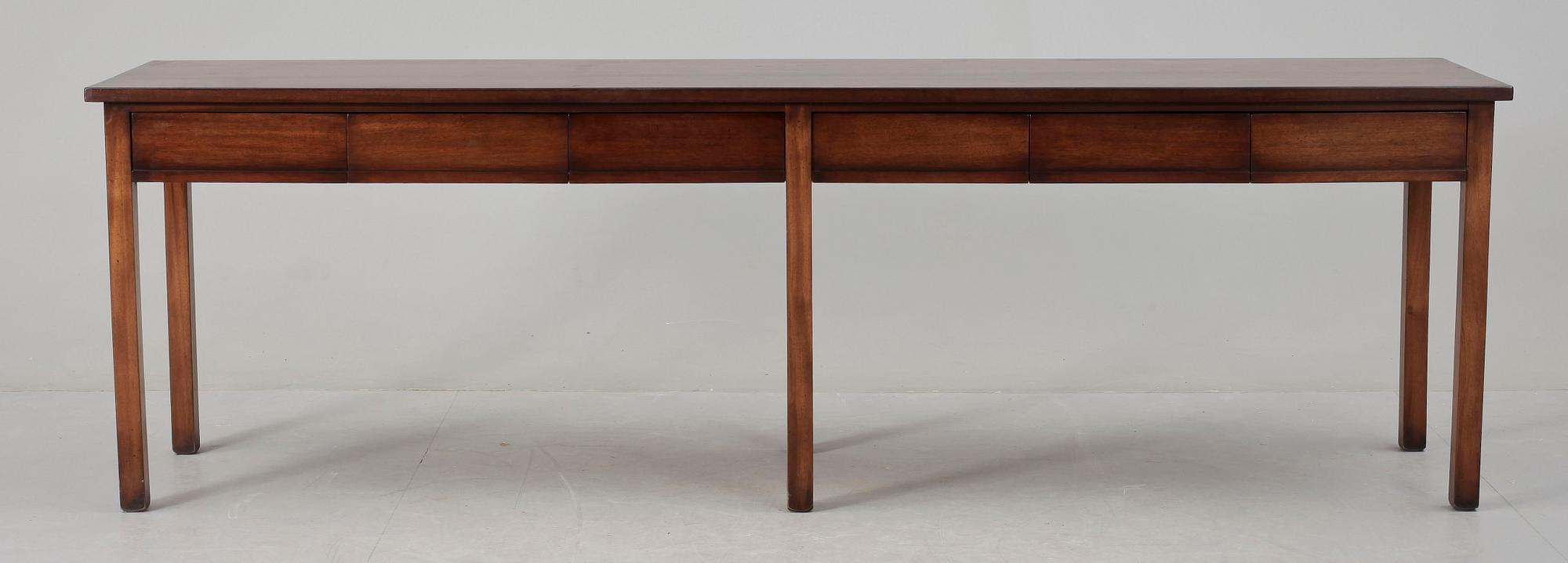 SIDEBOARD, Engelsk stil, 1900-talets andra hälft.