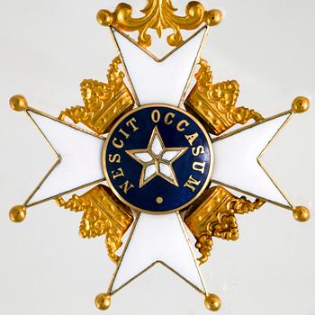 Royal Order of the Polar star. 18K gold and enamel, 1970.
